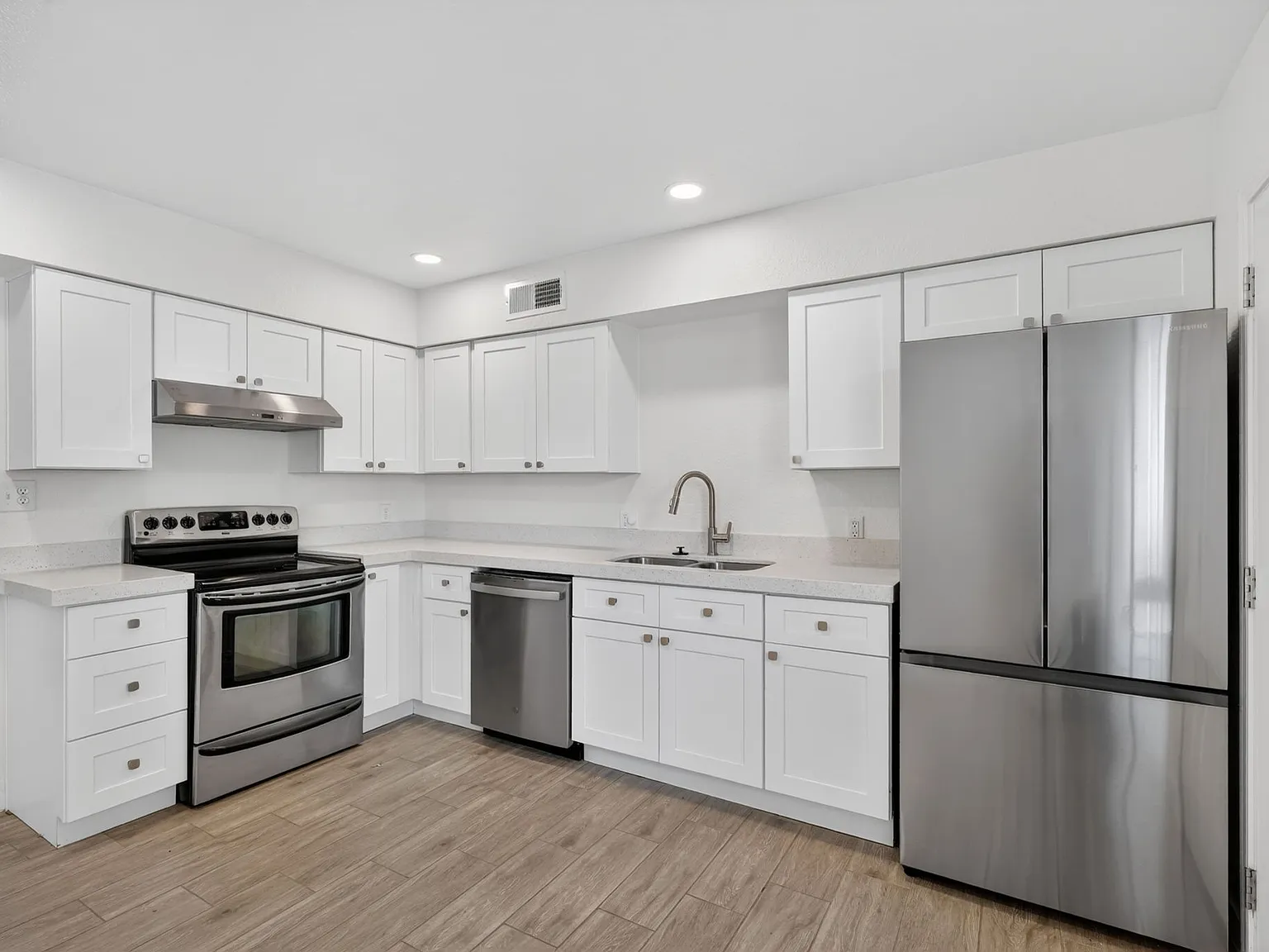 2 bed, 910 sqft, $1,600 — Photo 1