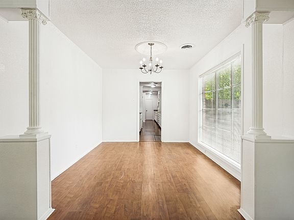 3rd image of 19 Shadowood Ln