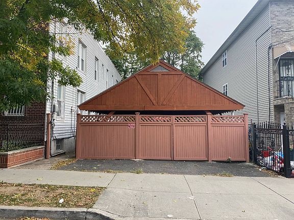 2nd image of 1320 Oakley St