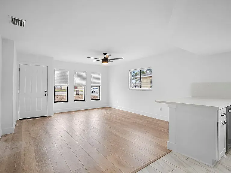 3 bed, 1206 sqft, $1,625 — Photo 2