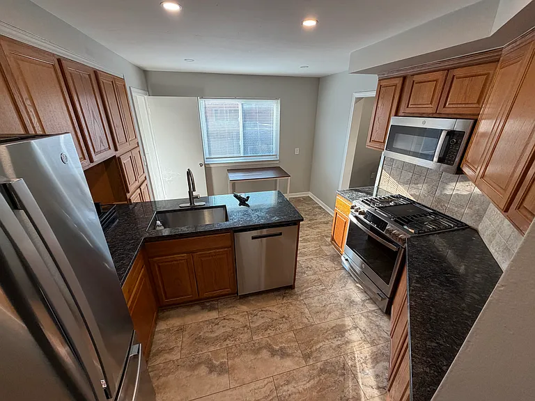 21523 Stephens St — Photo 4