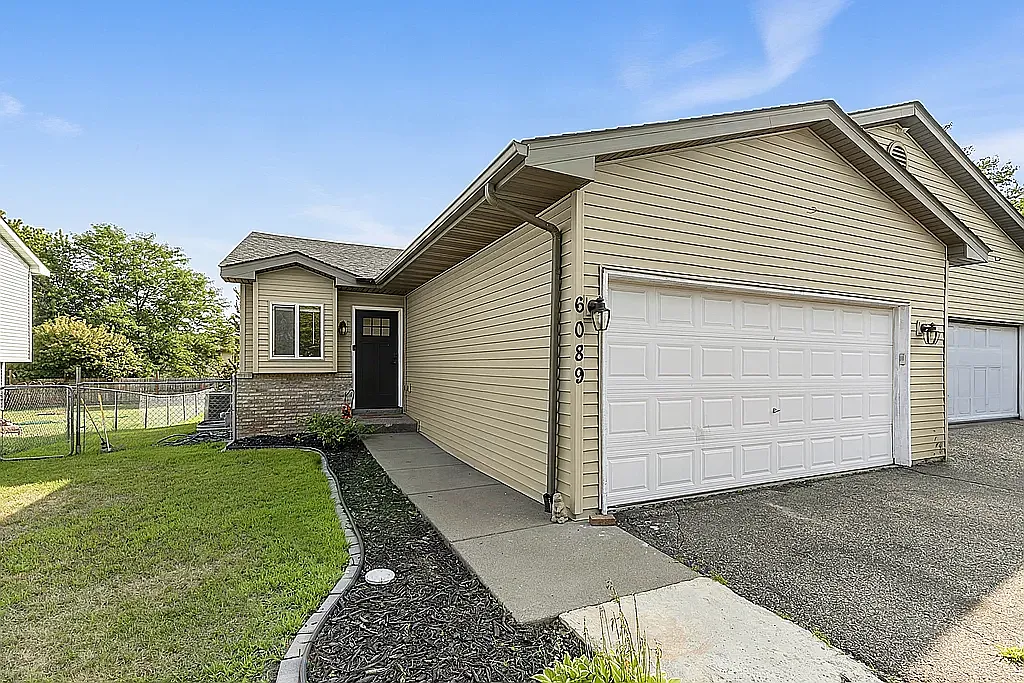 3 bed, 1460 sqft, $2,200 — Photo 1