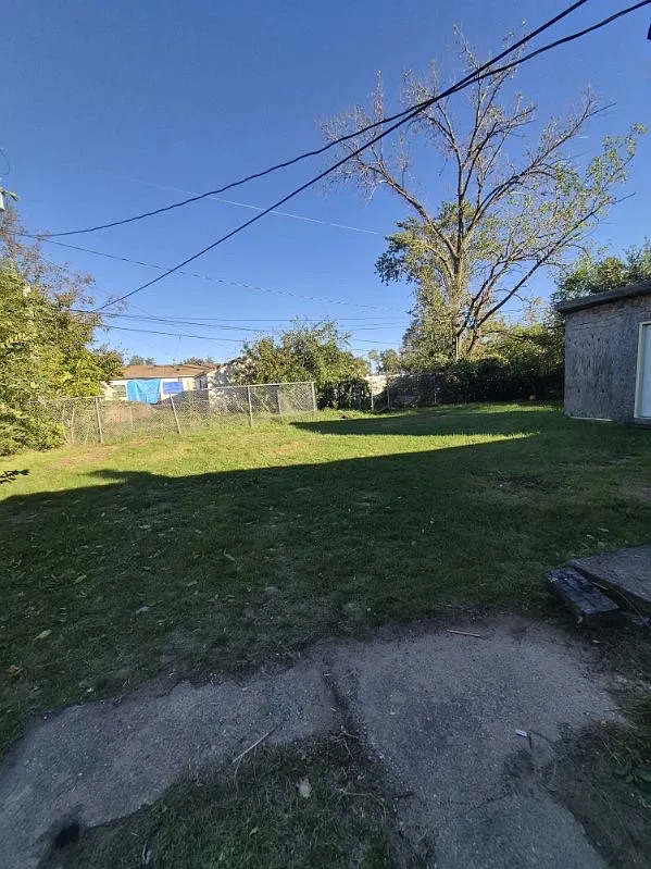 3 bed, 1200 sqft, $1,200 — Photo 4