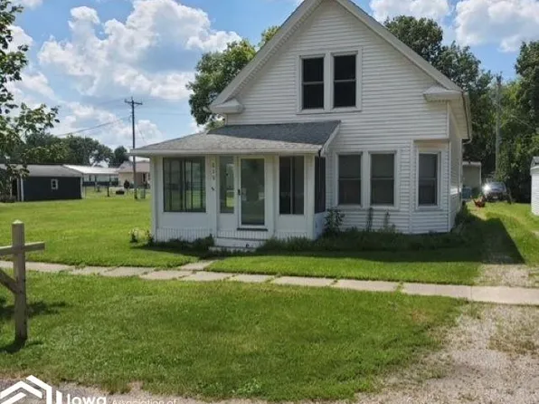 212 Dewey St, Norway, IA 52318