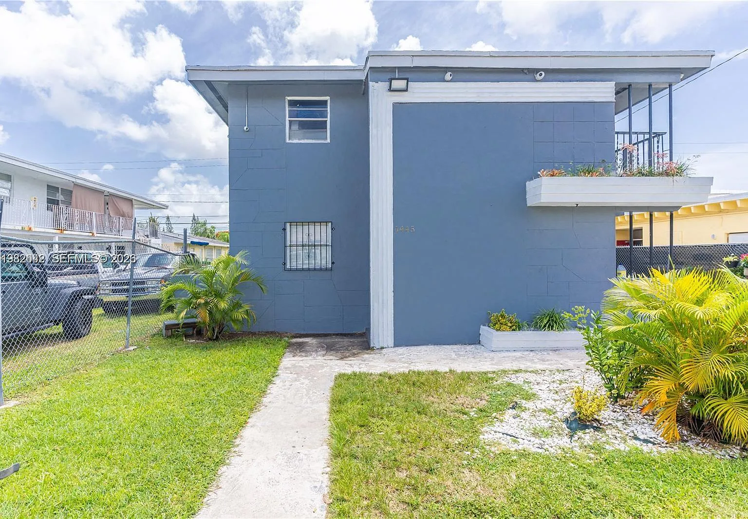 Coral Bay Manor — Photo 1