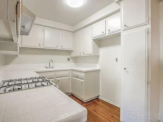 1 BEDROOM KITCHEN (NON UPDATED FEATURES)