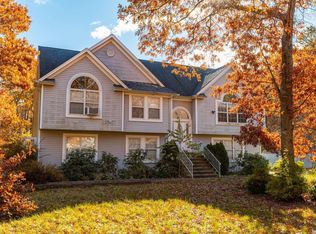 21 Farmhouse Dr, Ridge, NY 11961