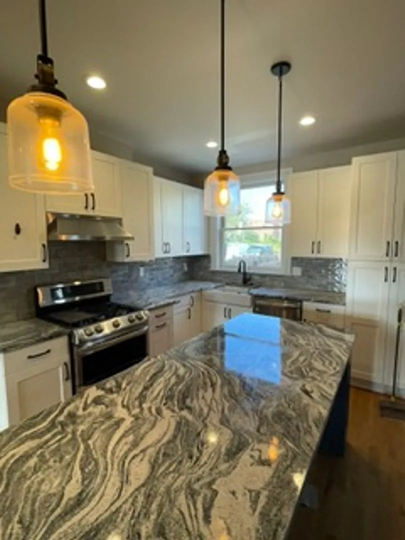 3 Level Fountain Park 4 bedroom. 3.5 bathroom rehabbed home. — Photo 4