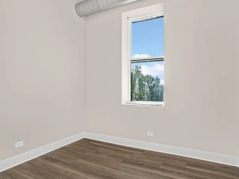 4533 N Clark St — Photo 13