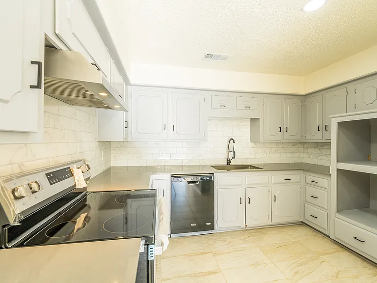 625 Woodhaven Pl — Photo 12