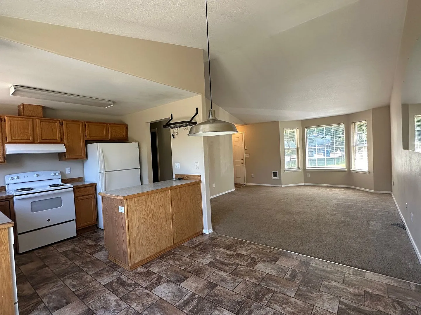 3 Bed 2 Bath Home: Fully Fenced Yard & Convenient Location — Photo 2