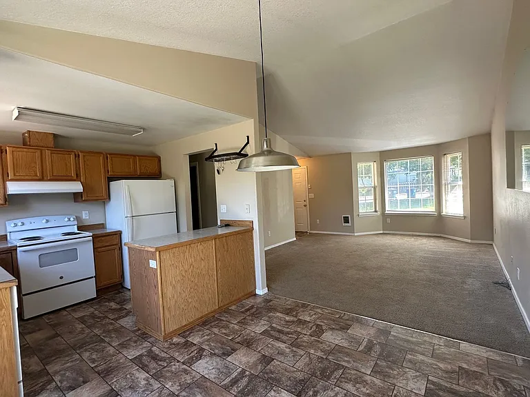 3025 SW Reindeer Ave — Photo 2