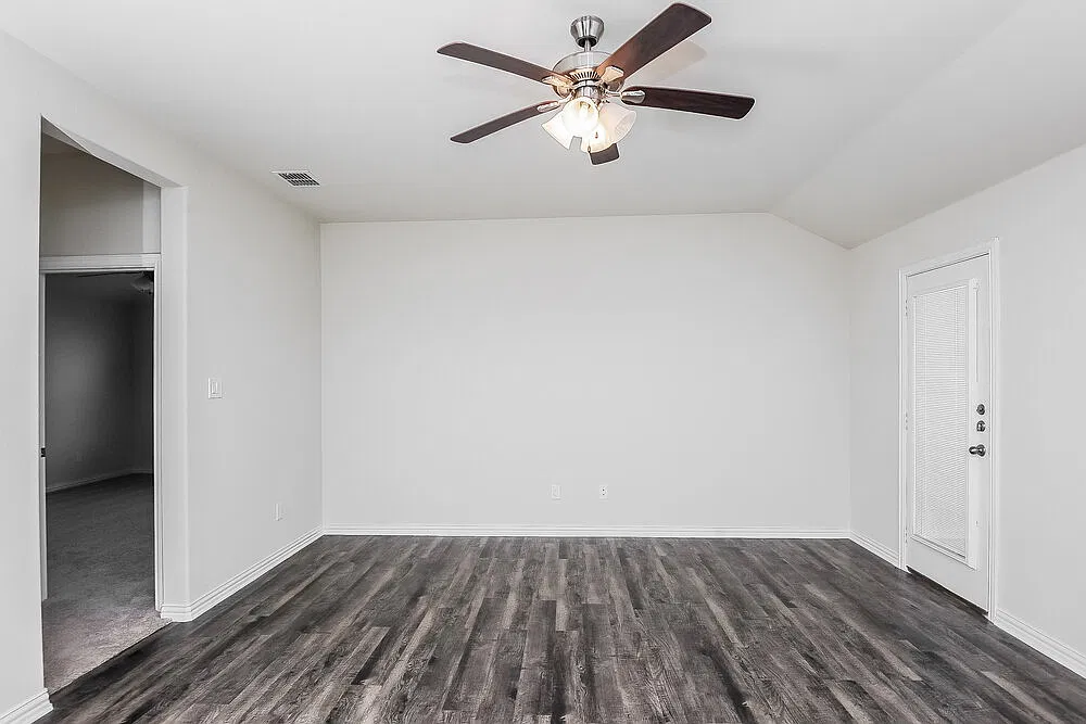 3 bed, 2.0 bath, 1526 sqft, $2,130 — Photo 3