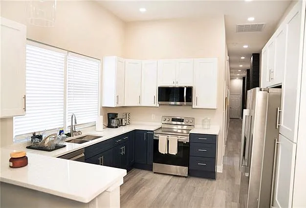 3 bed, 2.0 bath, 1100 sqft, $3,000 — Photo 2