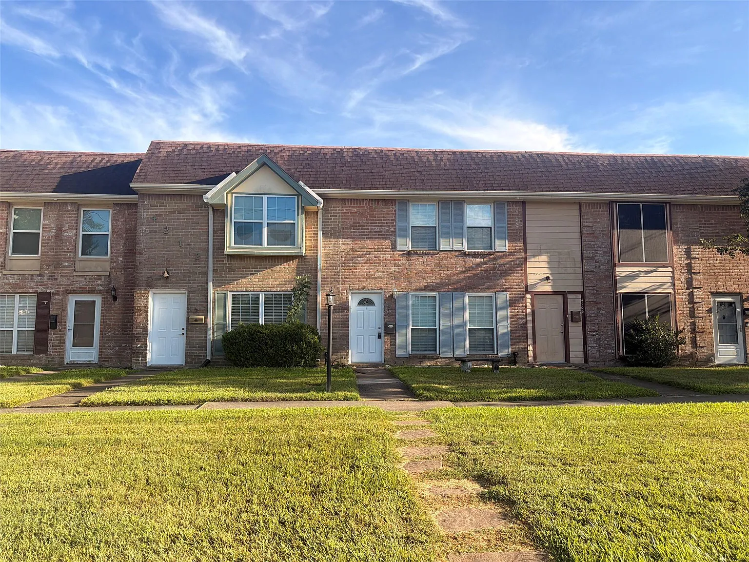 3 bed, 2.0 bath, 1296 sqft, $1,600 — Photo 2