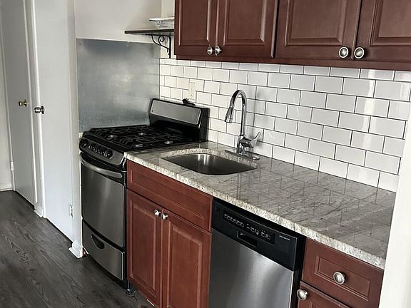 Kitchen - gas range, dishwater, granite counter tops, great storage