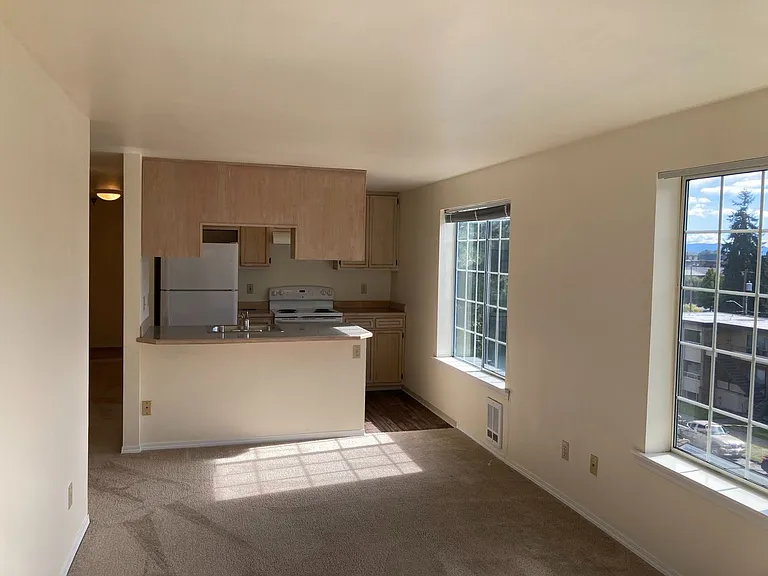 5307 Live Close To University Village And Uw! — Photo 11