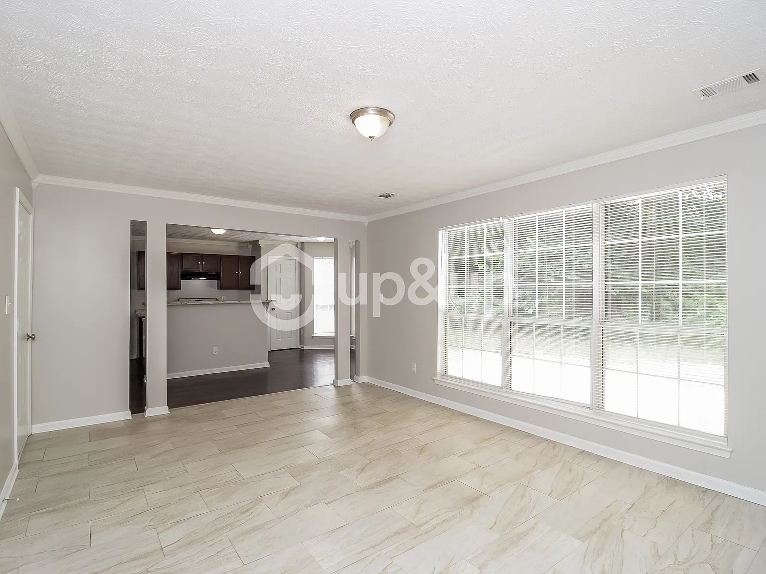 4 bed, 2.5 bath, 2294 sqft, $2,110 — Photo 3