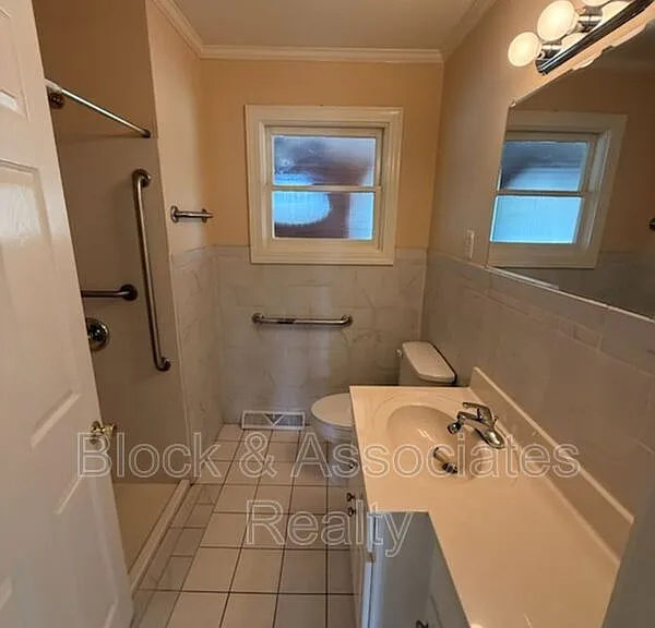1542 N Tremont Dr — Photo 9