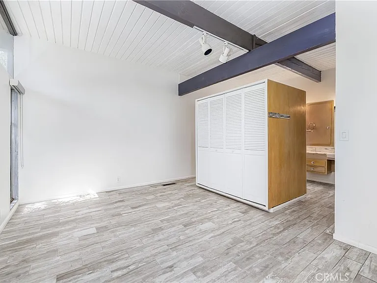 18349 Hiawatha St — Photo 19