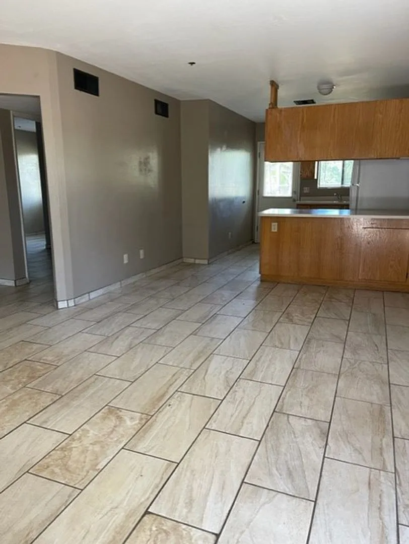 295 S. 18th Place — Photo 3