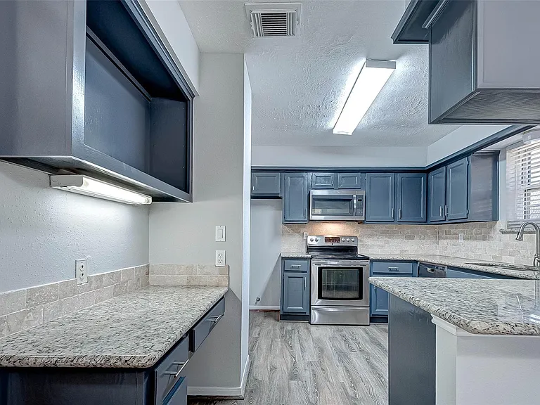 2723 Colony Dr — Photo 16