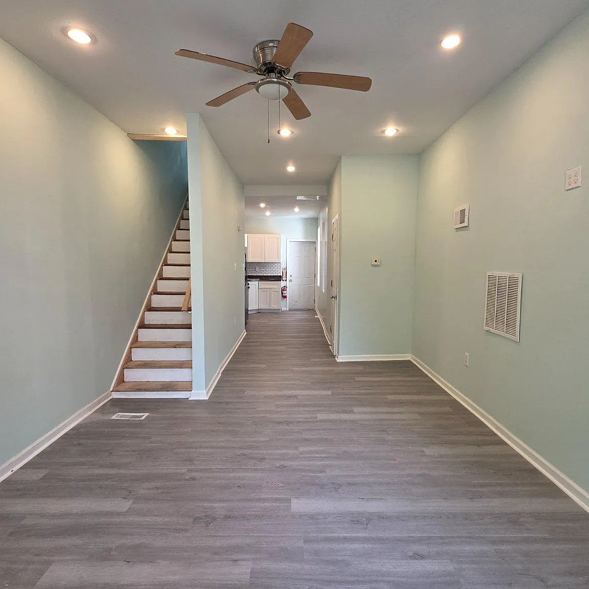 3 bed, 1.5 bath, 864 sqft, $1,500 — Photo 1