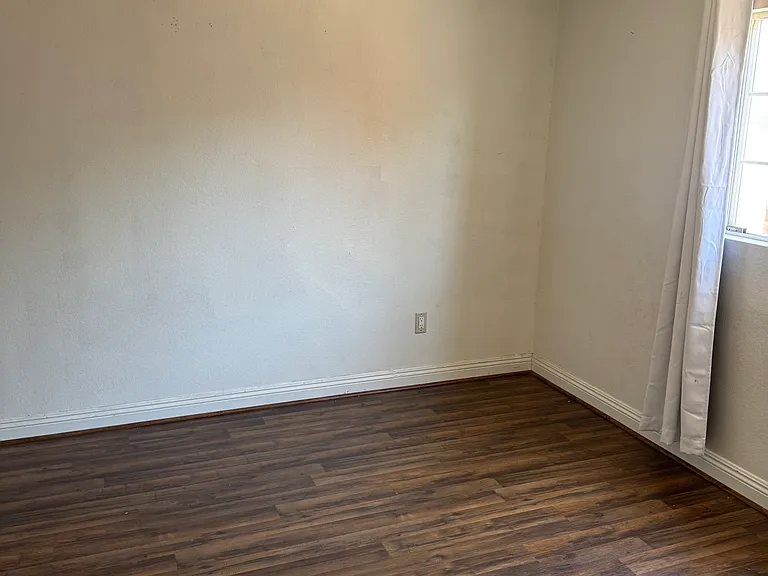 422 W Gaillard St — Photo 10
