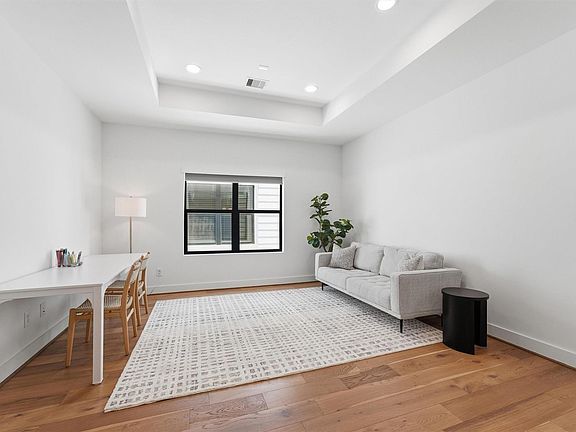 5th image of 938 Alexander St