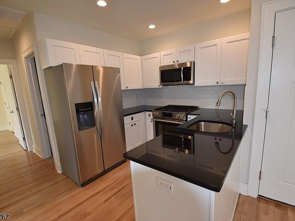 5th image of 676 Bloomfield Ave #6