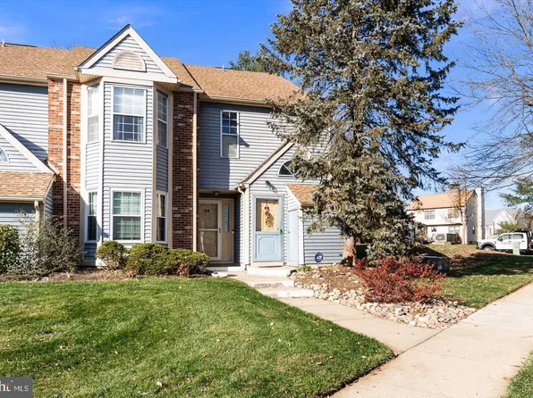 97 Pinewood Dr, Hamilton, NJ 08690