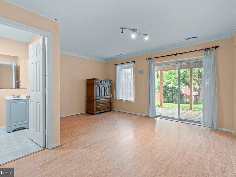 8 Wessex Ct — Photo 33
