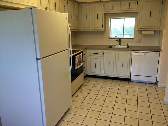 4th image of 3111 Gardens East Dr APT 9