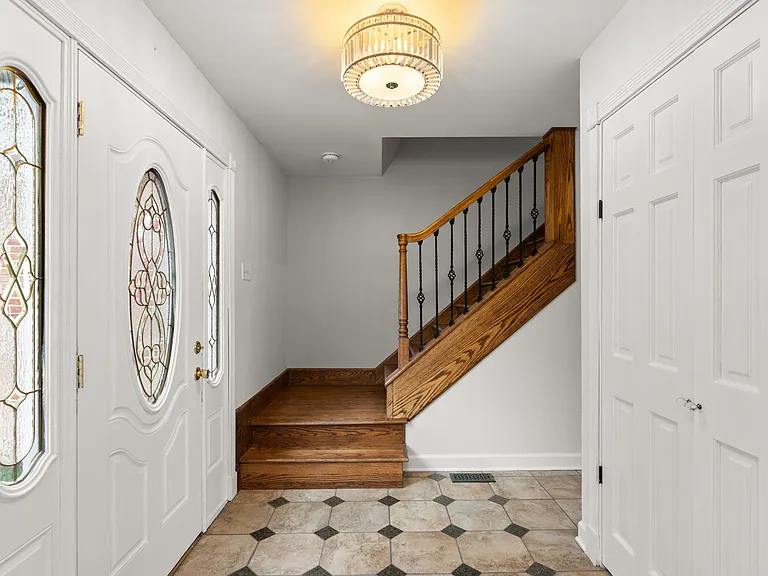 701 Oak Run Ln — Photo 3