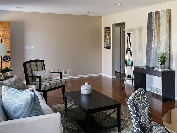 4th image of 2704 Cameron Ct