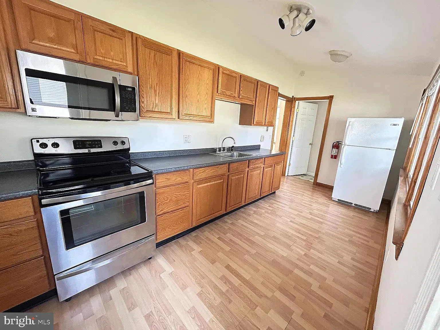 2 bed, 1.0 bath, 1884 sqft, $2,150 — Photo 2