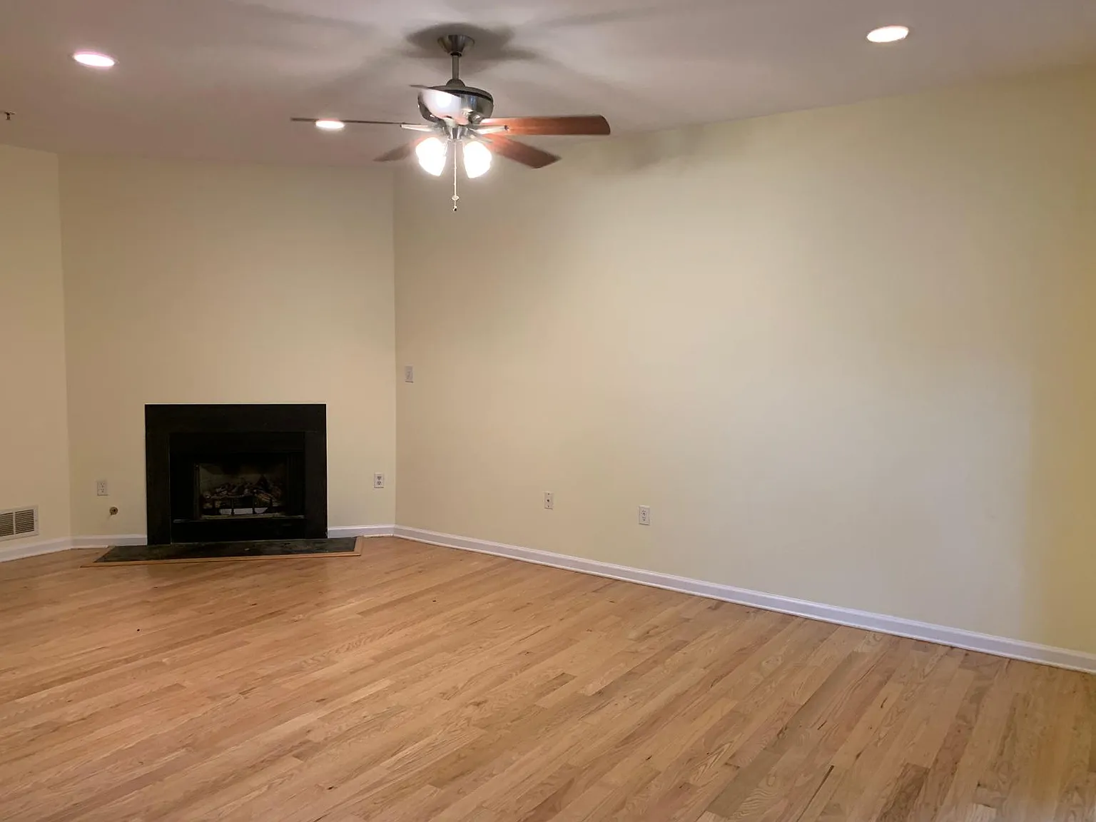 2 bed, 2.5 bath, 2200 sqft, $3,200 — Photo 2