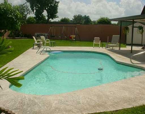 Sparkling Blue Pool perfect for entertaining