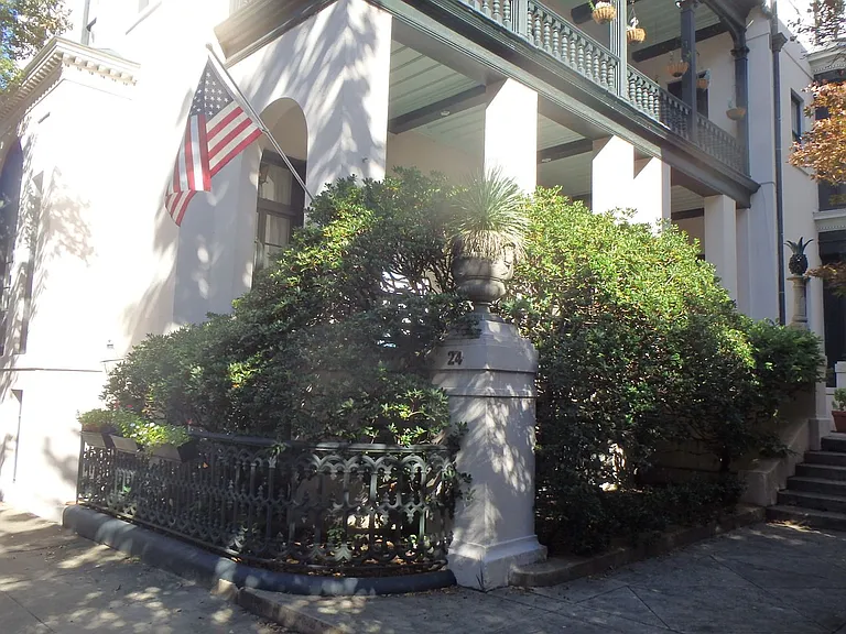 450 Whitaker St — Photo 4