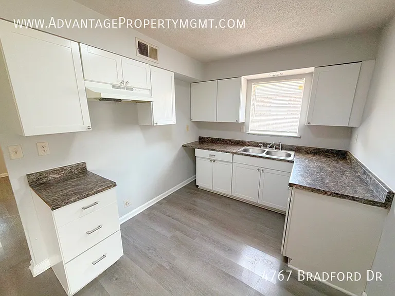 4767 Bradford Dr — Photo 7