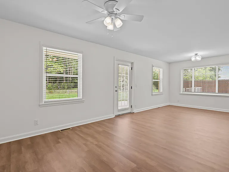 557 Kell Rd — Photo 5