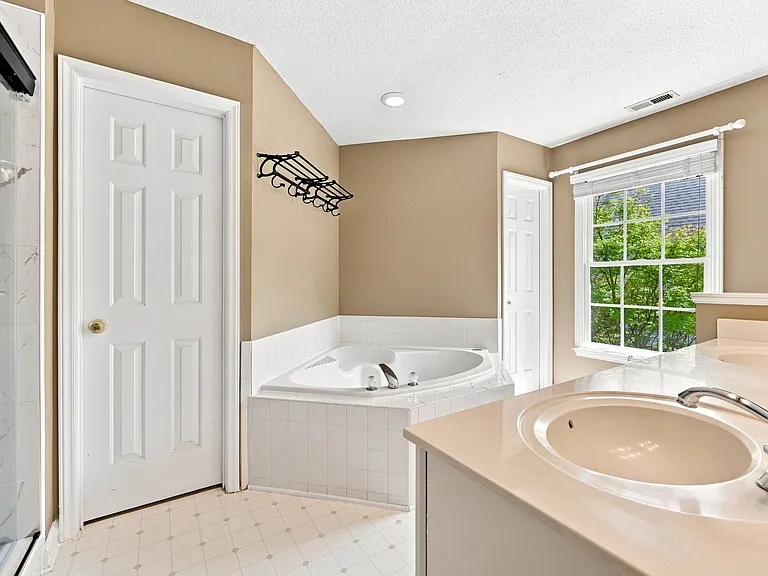 115 Lonebrook Dr — Photo 36
