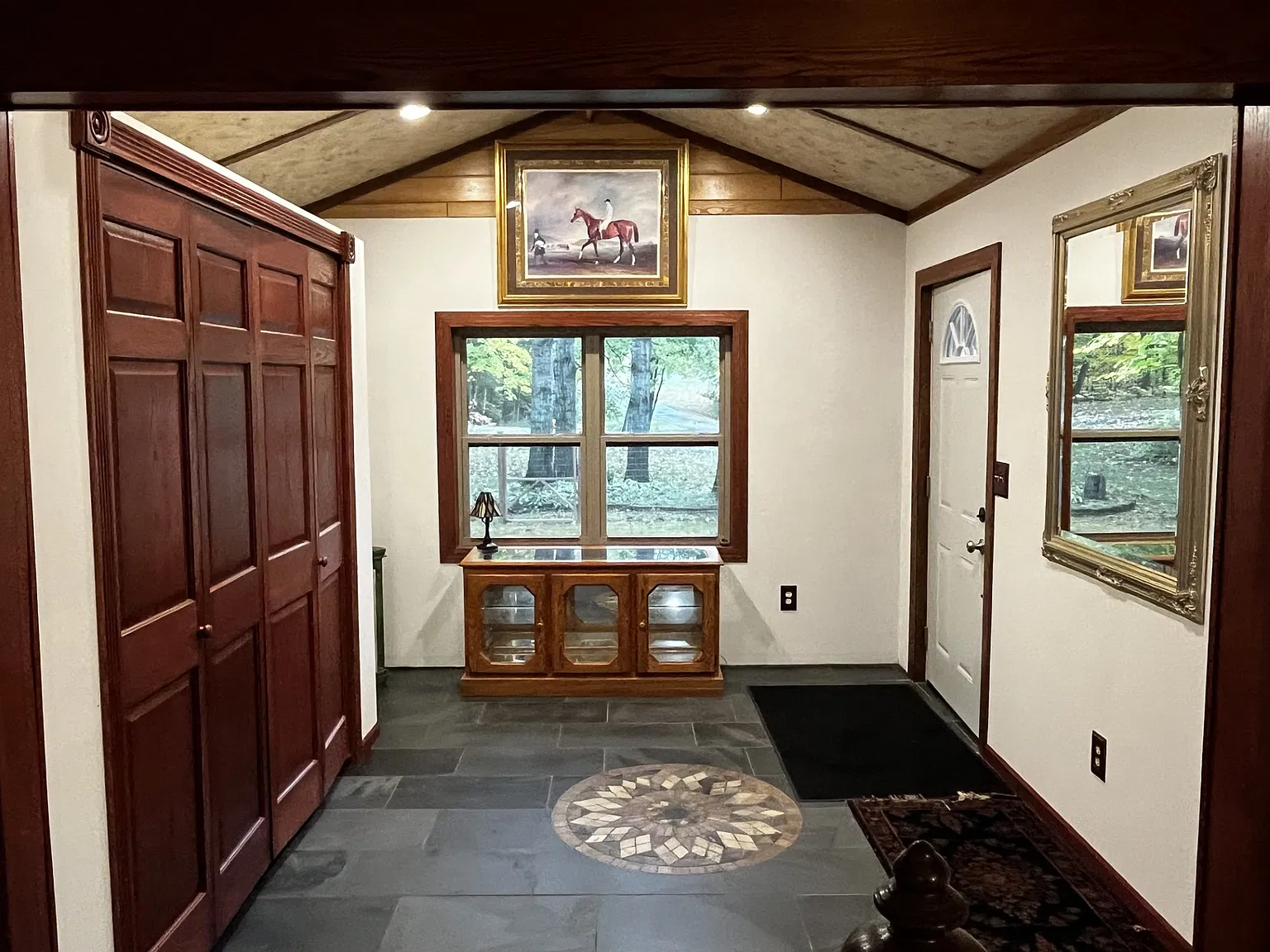 3 bed, 2.0 bath, 2500 sqft, $2,400 — Photo 3