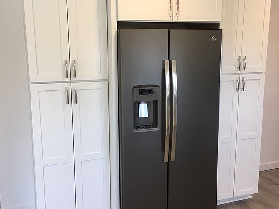 New Side by Side Rrefrigerator with Water and Ice Dispenser 