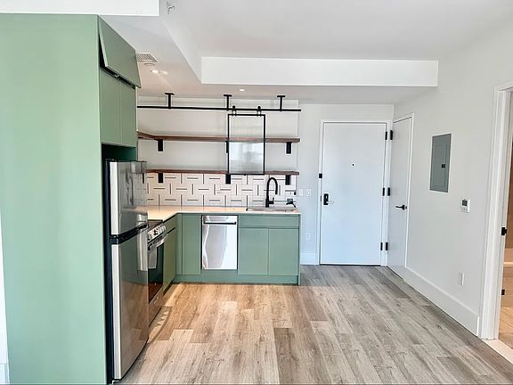 4th image of 1510 Gates Ave #403