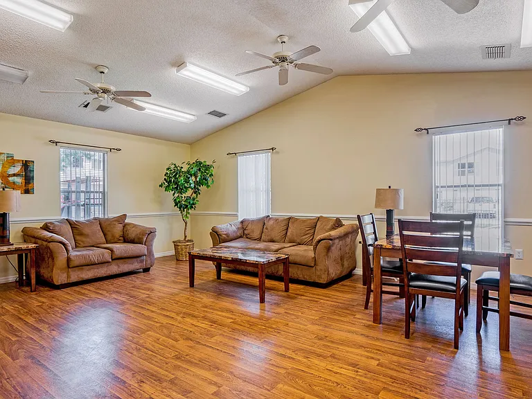 Sabal Palms Apartments — Photo 15