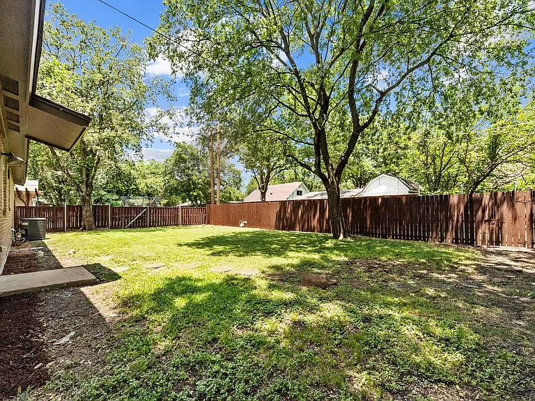 806 Greenhaven Dr — Photo 8