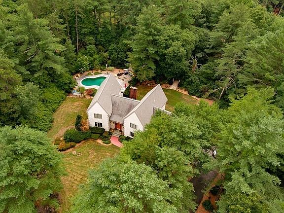 4th image of 12 Carriage House Dr