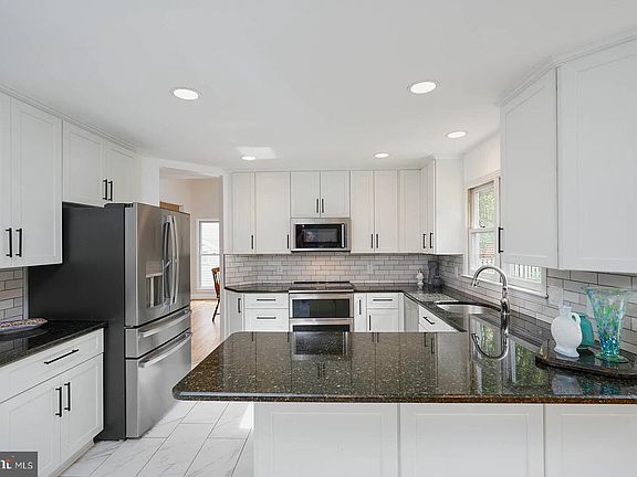 4th image of 9505 Columbia Blvd