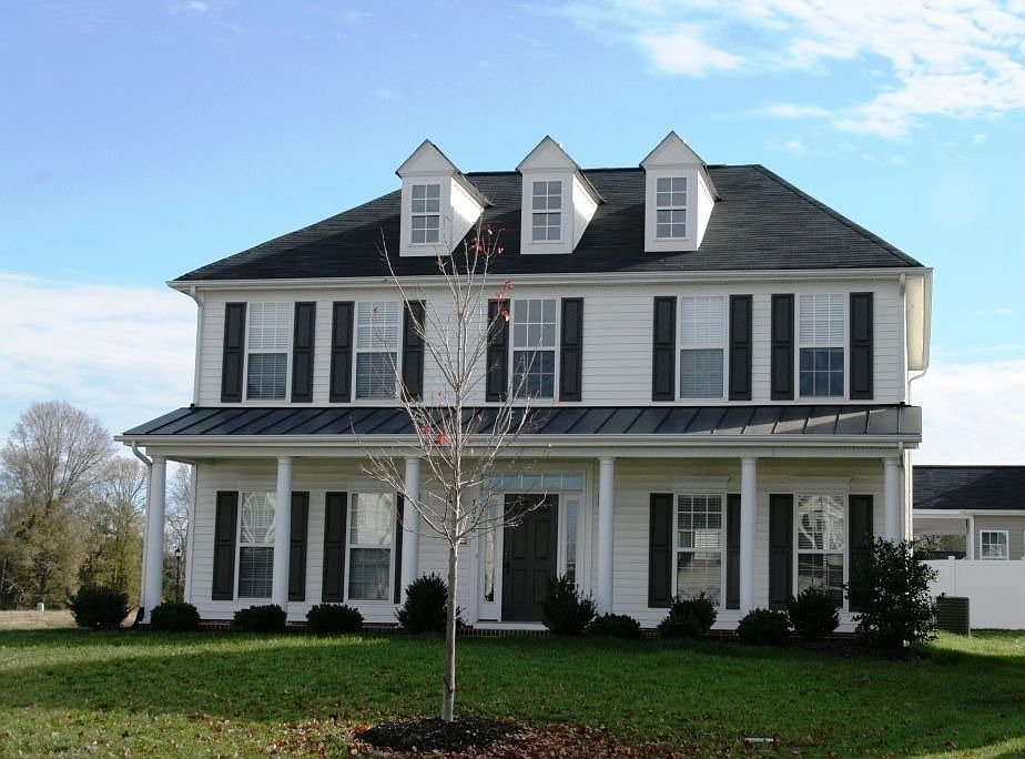 Gorgeous traditional home w/covered front porch 4bedr 2 1/2 bath